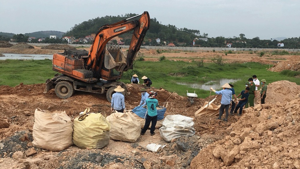 Lực lượng chức năng tiến hành khai quật khu vực nghi chôn lấp chất thải công nghiệp tại dự án của Công ty TNHH Khải Hồng Việt Nam