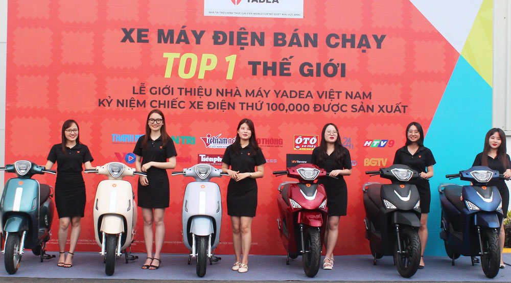 Nhân viên Công ty TNHH Electric Motorcycle Yadea Việt Nam giới thiệu sản phẩm của đơn vị.