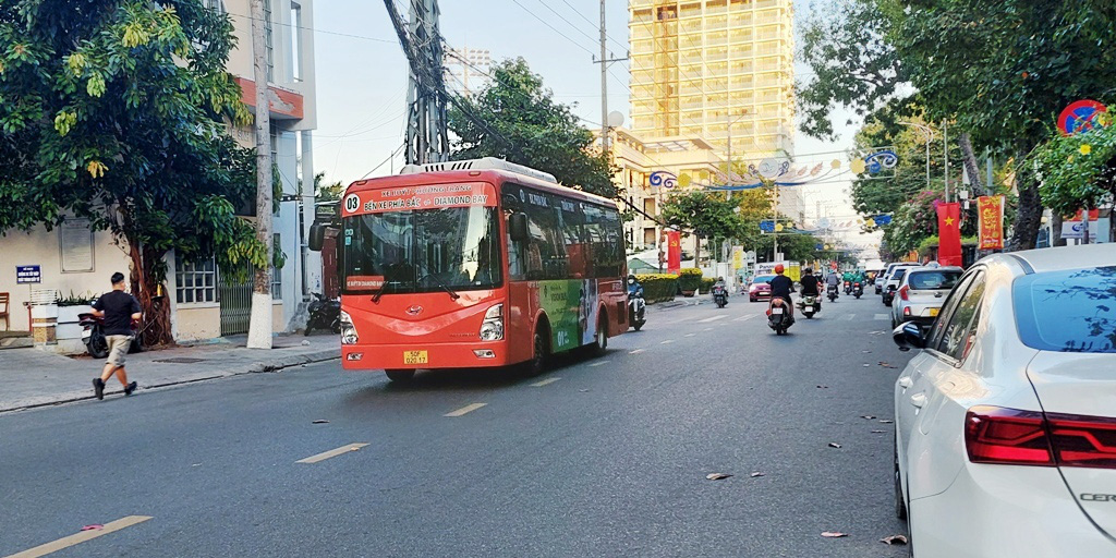 Xe buyÌt PhÆ°Æ¡ng Trang trÃªn Ä‘Æ°Æ¡Ì€ng phÃ´Ì Nha Trang (KhaÌnh HoÌ€a) - AÌ‰nh: PHAN SÃ”NG NGÃ‚N