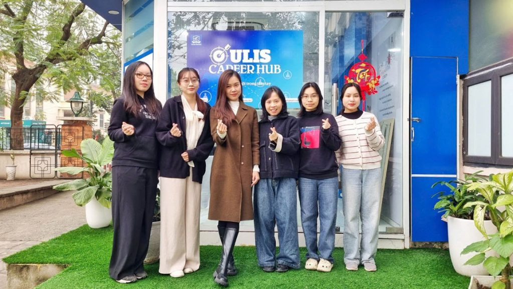 Đại diện công ty Creative Lights Việt Nam HD phỏng vấn ứng viên tại ULIS Career Hub