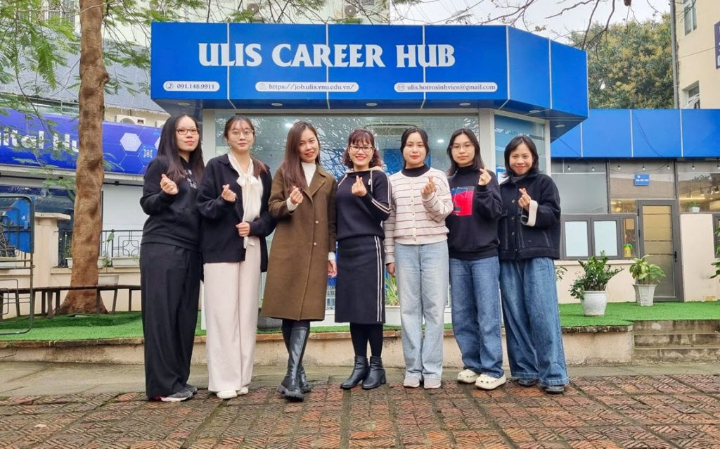 Ứng viên và đại diện công ty Creative Lights Việt Nam HD cùng chụp ảnh tại ULIS Career Hub