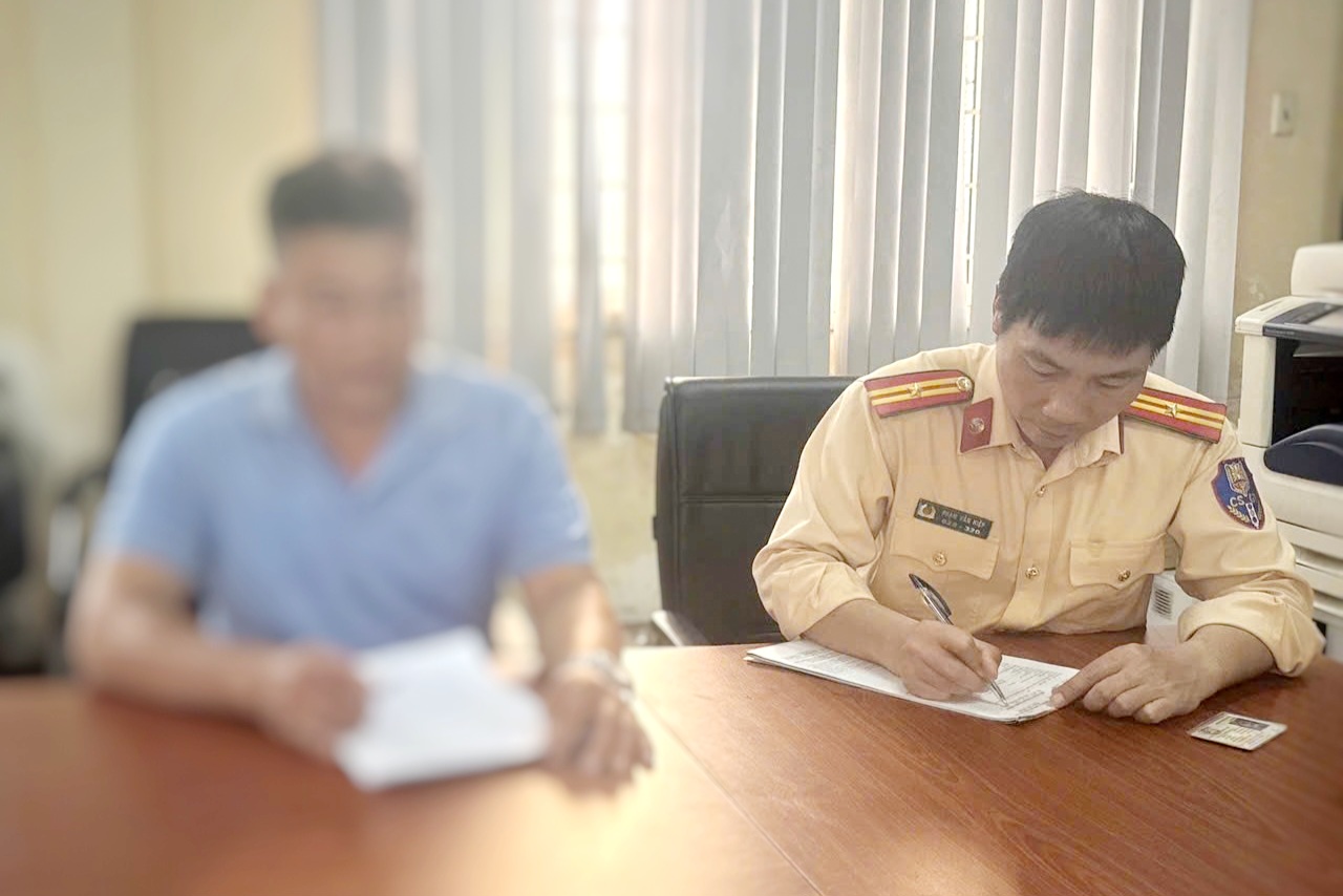 Lái xe khách Phương Trang làm việc với cảnh sát giao thông sau sự cố