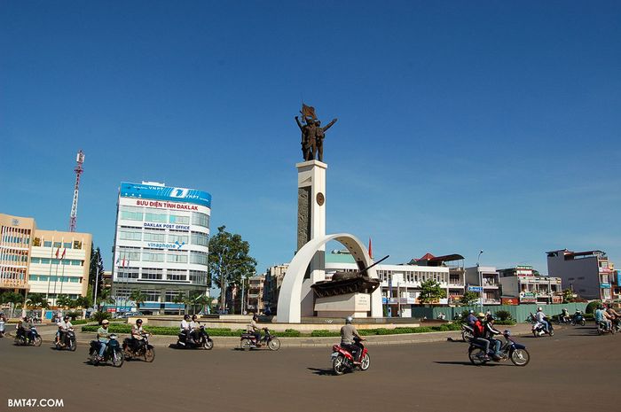 Với nhiều du khách đã có kinh nghiệm phượt du lịch Buôn Mê Thuột, đến ngã Sáu có thể coi như đã đến trung tâm của Buôn Ma Thuột. Ảnh: @BMT47.COM