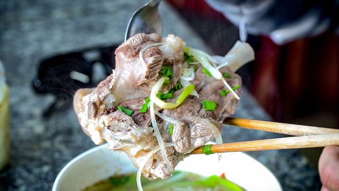Tô bún chìa đầy đặn rất được ưa chuộng và được nhiều du khách có kinh nghiệm phượt du lịch Buôn Mê Thuột khen ngợi