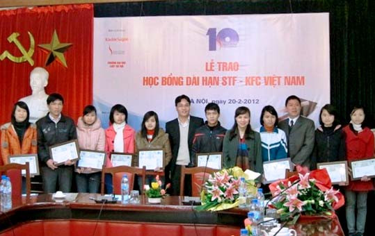 Đại diện KFC Việt Nam và Quỹ Thời báo kinh tế Sài Gòn tại lễ trao học bổng sinh viên