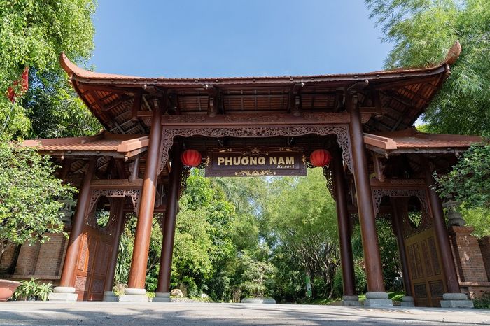 Cổng vào Khu du lịch Phương Nam được thiết kế theo phong cách cổ điển