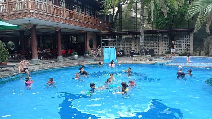Bơi lội cũng là một hoạt động không thể bỏ qua