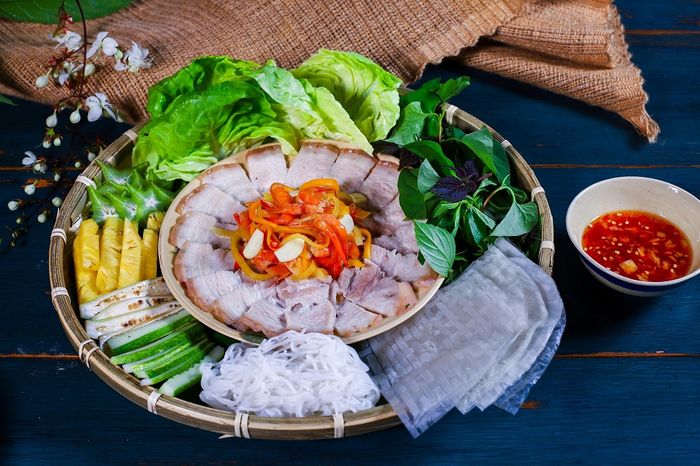 Món bún cuốn thịt heo luộc được kèm theo nước chấm đặc biệt từ Phương Nam