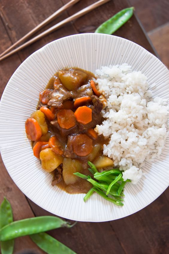Cơm cà ri Nhật Bản với thịt bò và rau củ, một món ăn thịnh soạn, thể hiện khả năng Công ty TNHH Tinh Hoa Ẩm Thực cung cấp các món ăn đa dạng từ nhiều nền văn hóa.