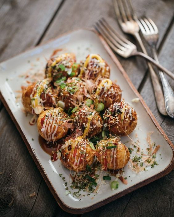 Món Takoyaki (bánh bạch tuộc) của Nhật Bản, minh họa sự sáng tạo trong ẩm thực và tiềm năng phát triển sản phẩm của Công ty TNHH Tinh Hoa Ẩm Thực.