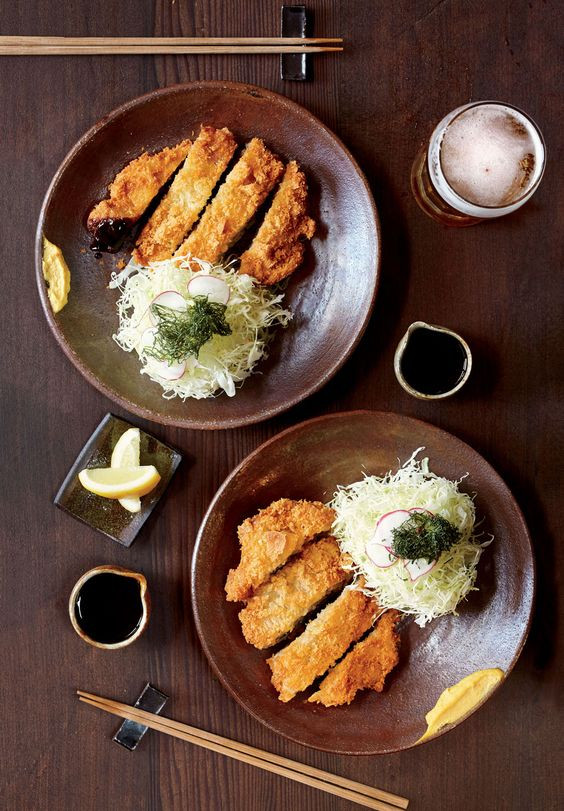Món Tonkatsu (thịt heo chiên xù) của Nhật Bản, biểu tượng cho sự phong phú của các món ăn chiên rán, cho thấy sự đa dạng trong nguyên liệu mà Công ty TNHH Tinh Hoa Ẩm Thực có thể cung cấp.