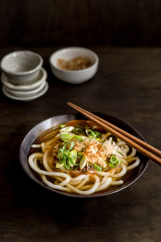 Món mì Udon nóng hổi với sợi mì dày và nước dùng đậm đà, minh họa sự đa dạng trong văn hóa ẩm thực mà Công ty TNHH Tinh Hoa Ẩm Thực có thể khai thác.
