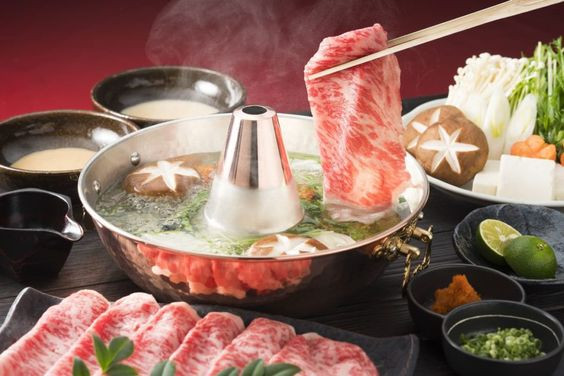 Món Shabu-Shabu với lát thịt bò mỏng và rau củ, tượng trưng cho sự tươi ngon và trải nghiệm ẩm thực cao cấp mà Công ty TNHH Tinh Hoa Ẩm Thực có thể cung cấp.
