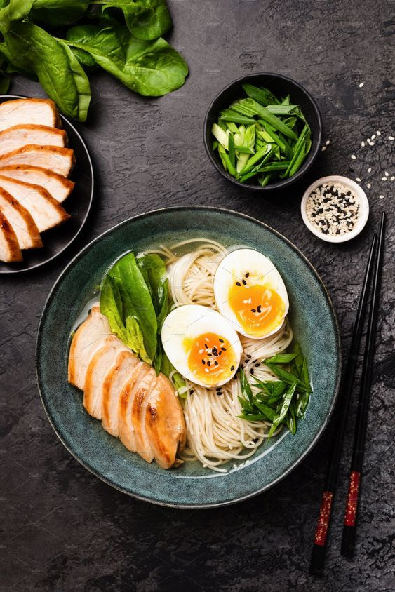 Món mì Ramen với thịt heo thái lát và trứng luộc, thể hiện sự hấp dẫn của ẩm thực đường phố, một phân khúc mà Công ty TNHH Tinh Hoa Ẩm Thực có thể hướng tới.