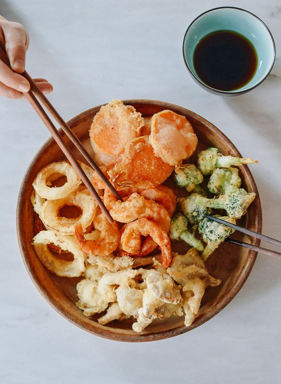 Món Tempura tôm chiên giòn, một biểu tượng của sự tinh tế trong ẩm thực, là hình ảnh minh họa cho chất lượng dịch vụ của Công ty TNHH Tinh Hoa Ẩm Thực.