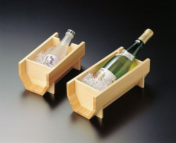 Chai rượu Sake Nhật Bản, biểu tượng của văn hóa và truyền thống, gợi mở về khả năng Công ty TNHH Tinh Hoa Ẩm Thực khám phá và phát triển các sản phẩm văn hóa ẩm thực.