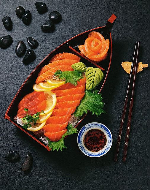 Món Sashimi tươi ngon với lát cá hồi và cá ngừ, thể hiện sự tươi mới và chất lượng, phản ánh cam kết của Công ty TNHH Tinh Hoa Ẩm Thực đối với nguyên liệu cao cấp.