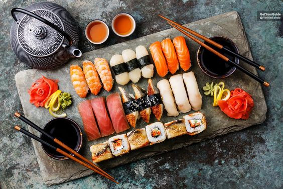 Món Sushi đa dạng với cá ngừ, tôm và trứng cuộn, biểu trưng cho sự tinh túy và nghệ thuật ẩm thực Nhật Bản, thể hiện tầm nhìn toàn cầu của Công ty TNHH Tinh Hoa Ẩm Thực.