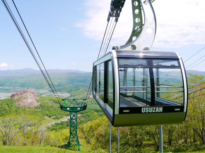 Du lịch Hokkaido tháng 7: Cảnh quan núi Usu và hồ Toya