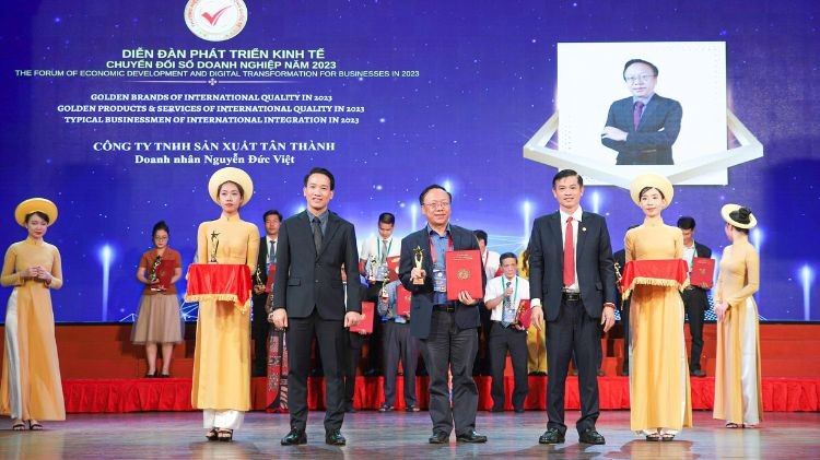 Ông Nguyễn Đức Việt vinh dự nhận giải thưởng "Doanh nhân cống hiến vì sự phát triển kinh tế Việt Nam 2023"