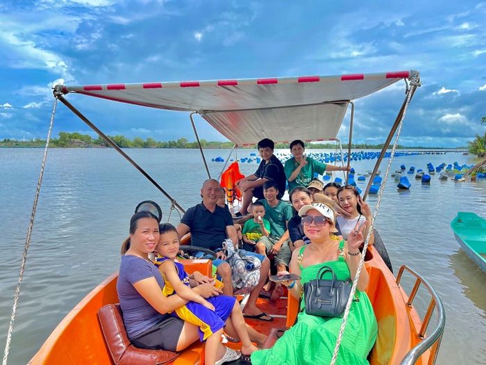Trải nghiệm Farmstay Đất Cù Lao với chuyến thuyền đưa đón du khách khám phá vùng đất sinh thái