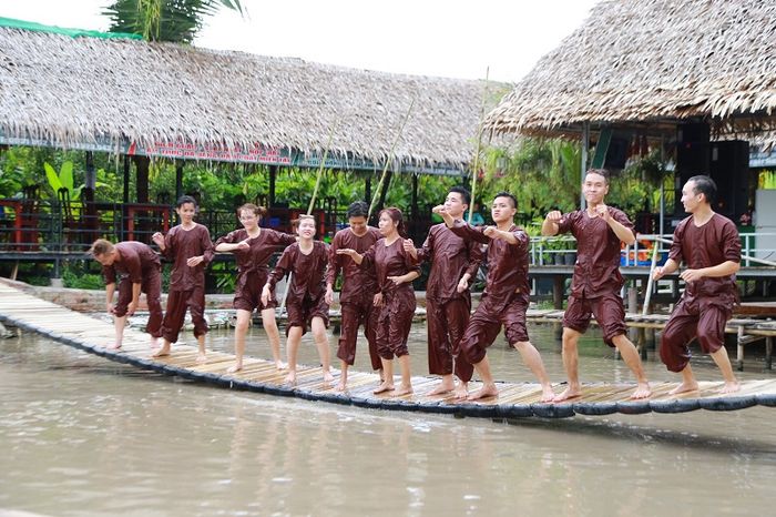 Tham gia các trò chơi dân gian truyền thống tại Cù lao Long Trị, điểm du lịch sinh thái Trà Vinh