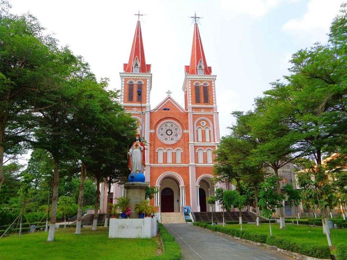 Nhà thờ Công giáo Mặc Bắc Trà Vinh với kiến trúc pha trộn giữa La Mã, Pháp và truyền thống Việt Nam