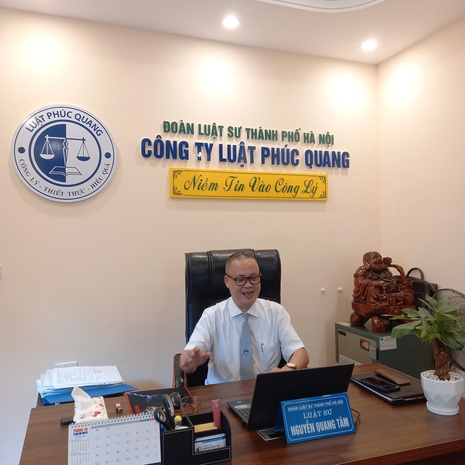Luật sư đang tư vấn pháp luật cho khách hàng