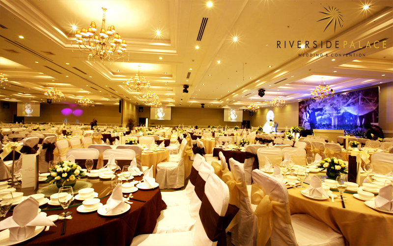 Khung cảnh dạ tiệc với hoa và nến lung linh tại Riverside Palace