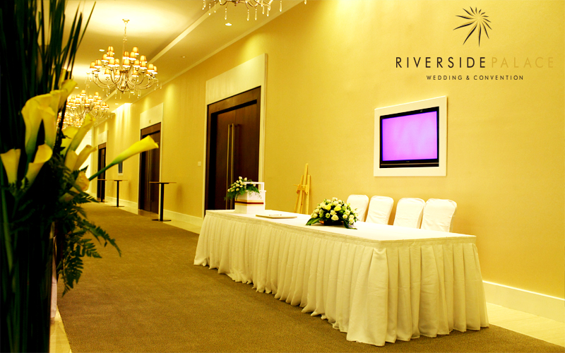 Nội thất sang trọng của sảnh tiệc tại Riverside Palace