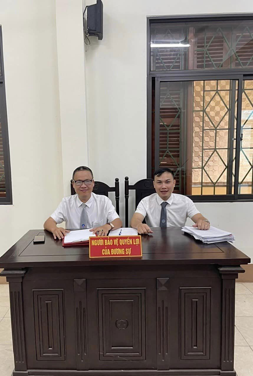 Các luật sư làm việc cùng nhau