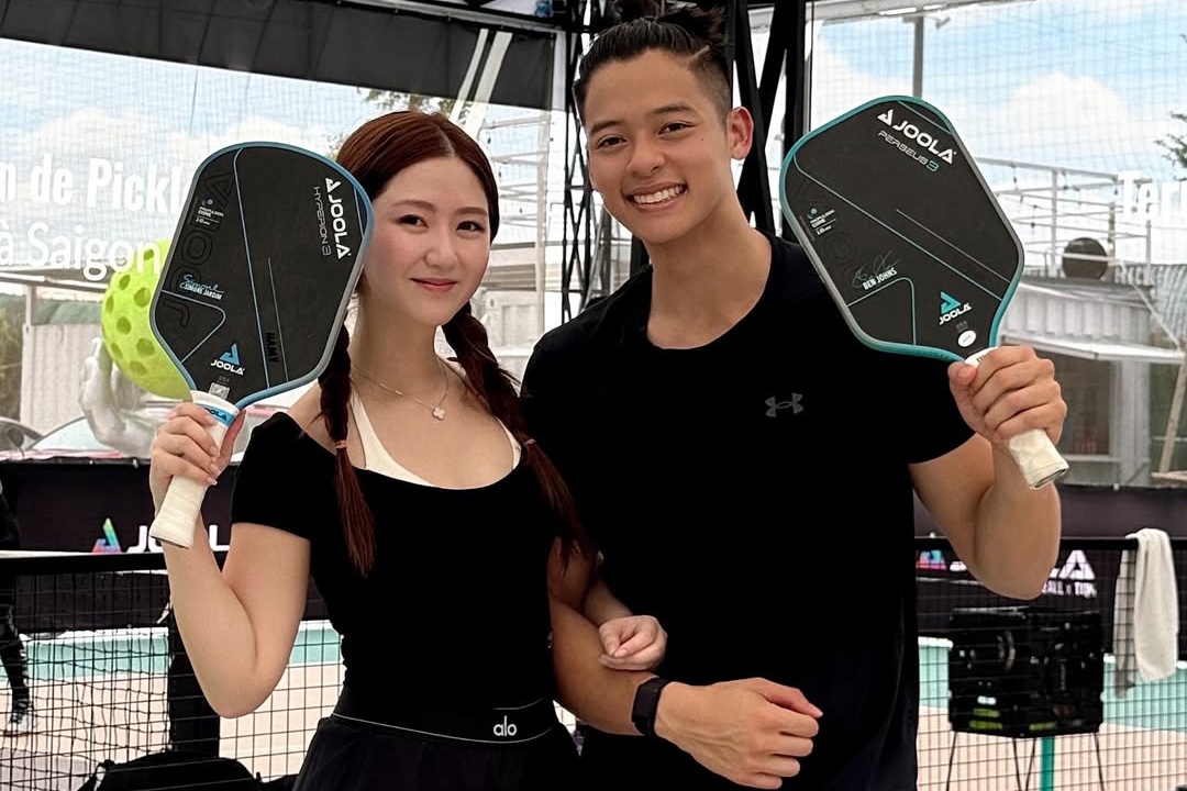 Trí Thịt Bòa chơi pickleball cùng vợ trên sân