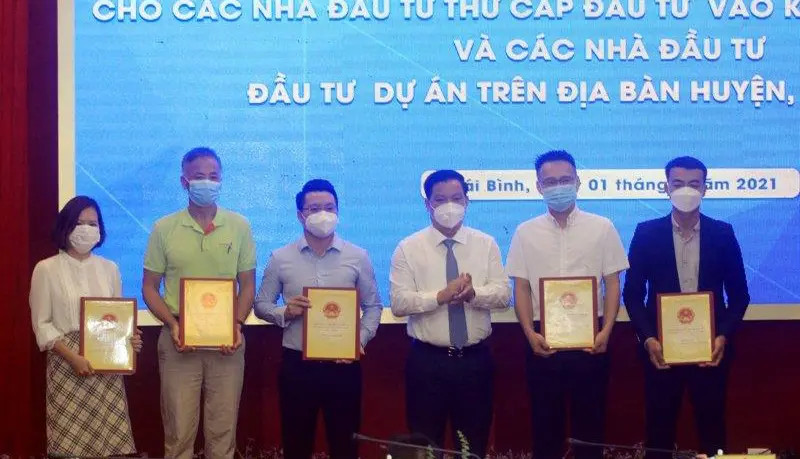 Các tài liệu pháp lý được đặt trên bàn làm việc