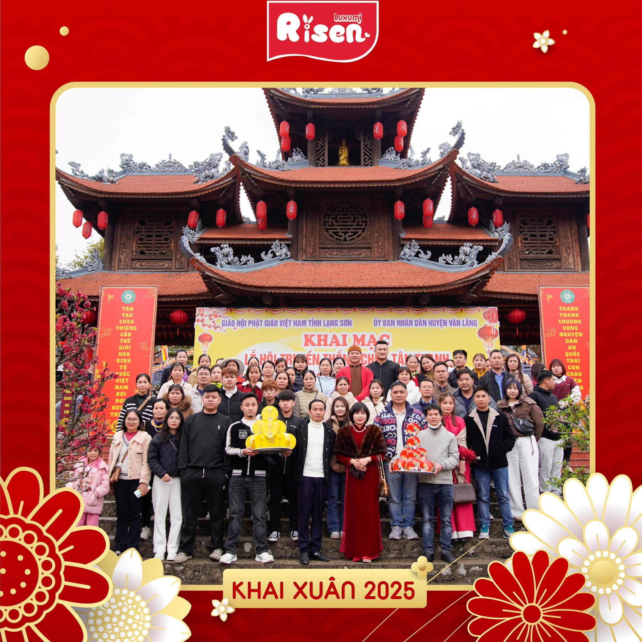 Các thành viên của công ty tnhh risen food việt nam cùng nhau chụp ảnh trong chuyến đi ngoại khóa, thể hiện tinh thần đồng đội và sự vui vẻ.