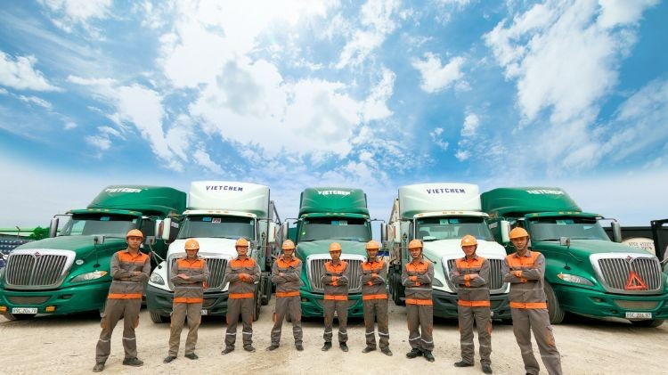 Đội xe vận tải chuyên dụng của Công ty TNHH Sản xuất Tân Thành với hơn 70 đầu xe, đảm bảo an toàn và hiệu quả