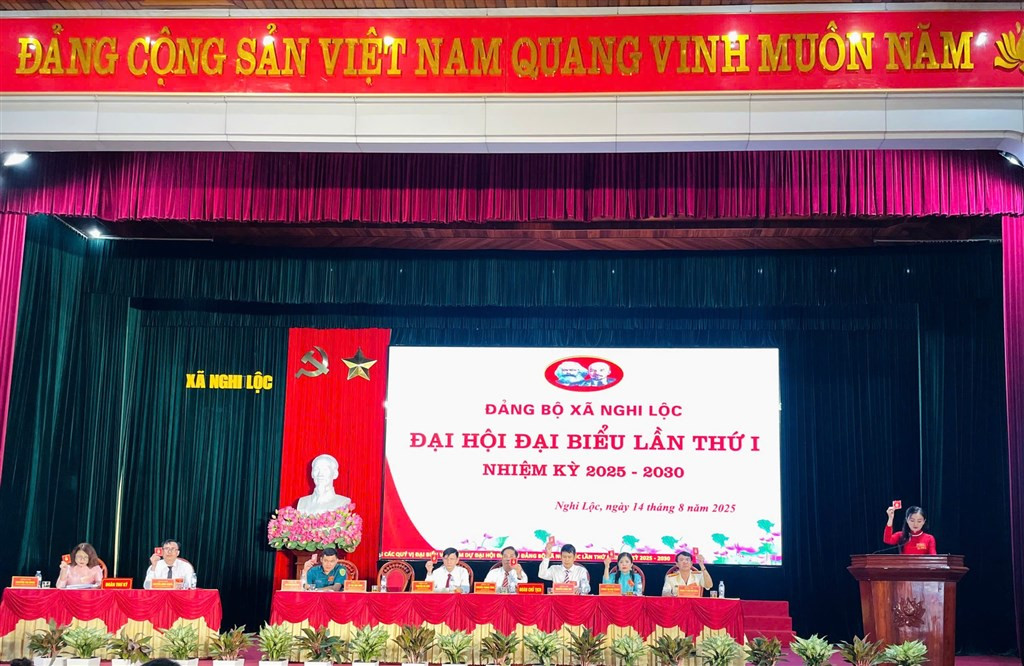 Một đại hội đảng bộ, thể hiện cơ cấu tổ chức và các cuộc họp quan trọng trong môi trường kinh doanh và chính trị mà Công ty TNHH May Thời trang Perseption USA hoạt động