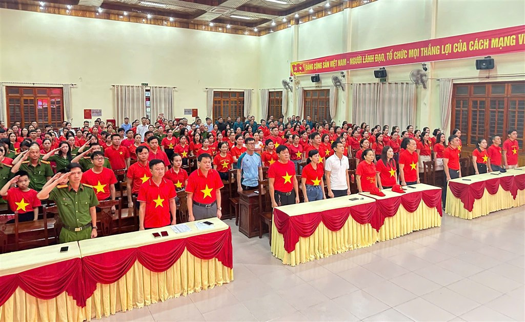 Cảnh chào cờ, thể hiện tinh thần quốc gia và trách nhiệm công dân của các tổ chức hoạt động tại Việt Nam, bao gồm Công ty TNHH May Thời trang Perseption USA