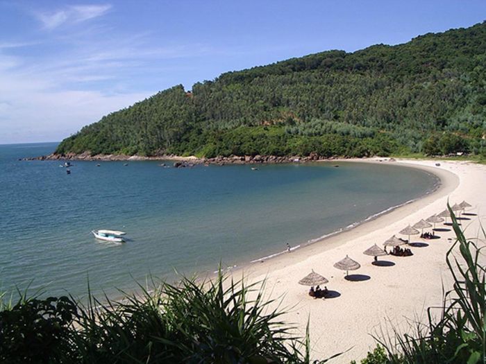 Biển Hải Hòa Thanh Hóa với bãi cát trắng mịn và nước biển trong xanh