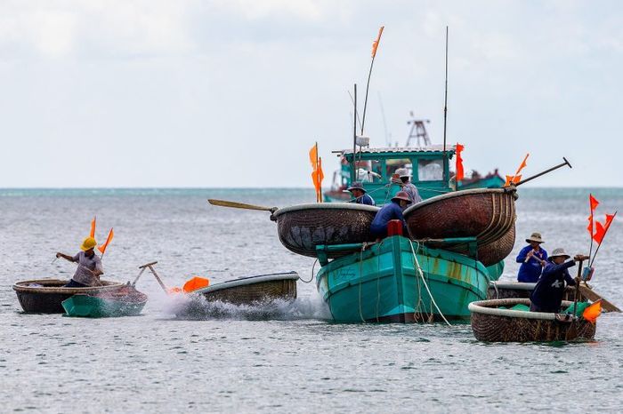 Khám phá làng chài Bãi Vòng Phú Quốc và trải nghiệm cuộc sống của ngư dân đích thực.