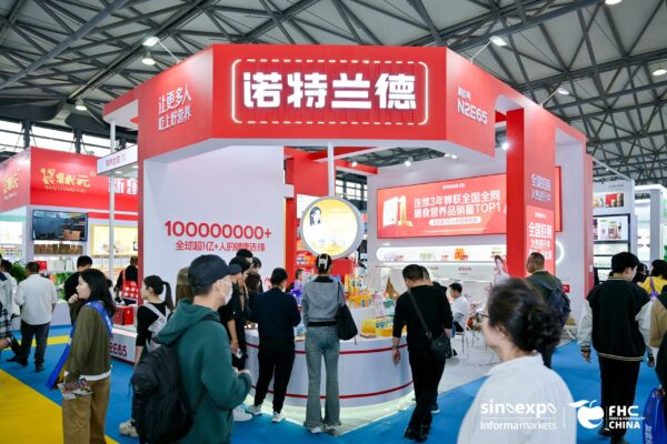 Sản phẩm thực phẩm và đồ uống được trưng bày, cho thấy danh mục sản phẩm tiềm năng cho CÔNG TY TNHH THƯƠNG MẠI I SHOW.