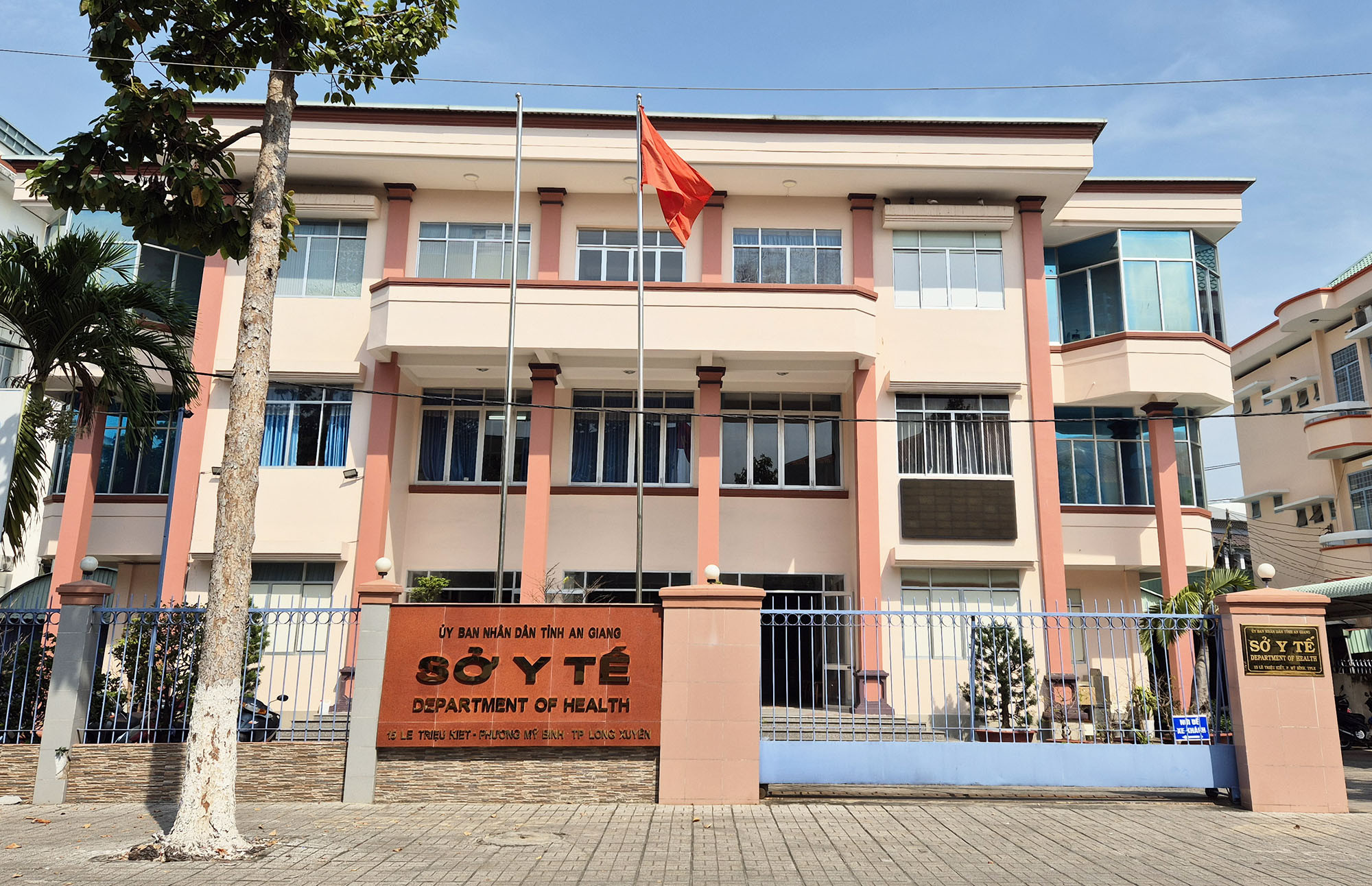 Đội ngũ nhân sự CÔNG TY TNHH DƯỢC PHẨM LONG XUYÊN trong một buổi họp hoặc sự kiện