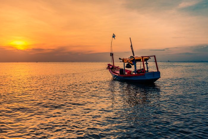 Hoàng hôn trên biển Bãi Vòng Phú Quốc tuyệt đẹp, tạo nên khung cảnh lãng mạn khó quên.
