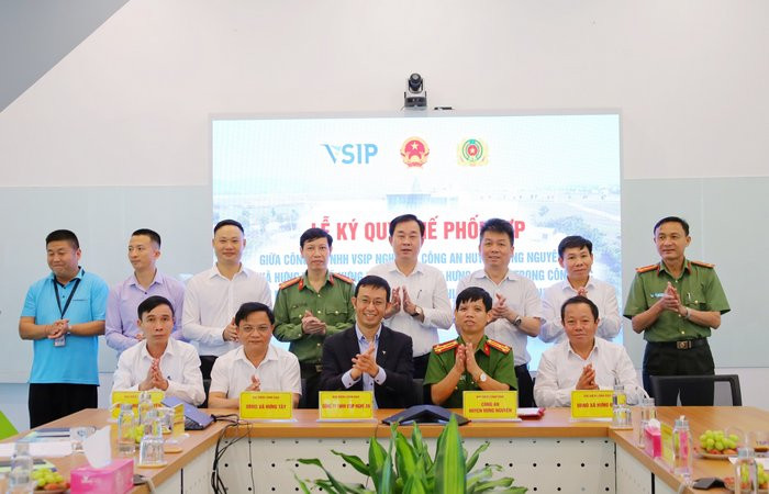 Toàn cảnh lễ ký kết quy chế phối hợp đảm bảo an ninh trật tự tại VSIP Nghệ An
