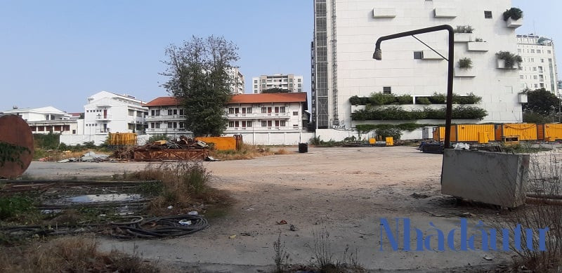 Bên trong dự án 1 Bis - 1 Kép Nguyễn Đình Chiểu cho thấy sự hoang phế do chậm triển khai