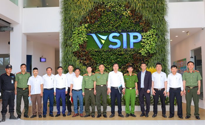 Các đại biểu lắng nghe ý kiến đóng góp tại hội nghị an ninh trật tự VSIP Nghệ An