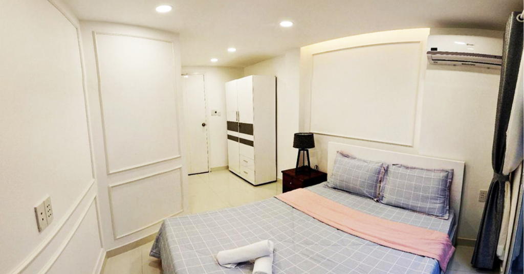 Mặt tiền Hoang Tuan Hotel, một khách sạn quận 8 giá rẻ lý tưởng để khám phá ẩm thực địa phương
