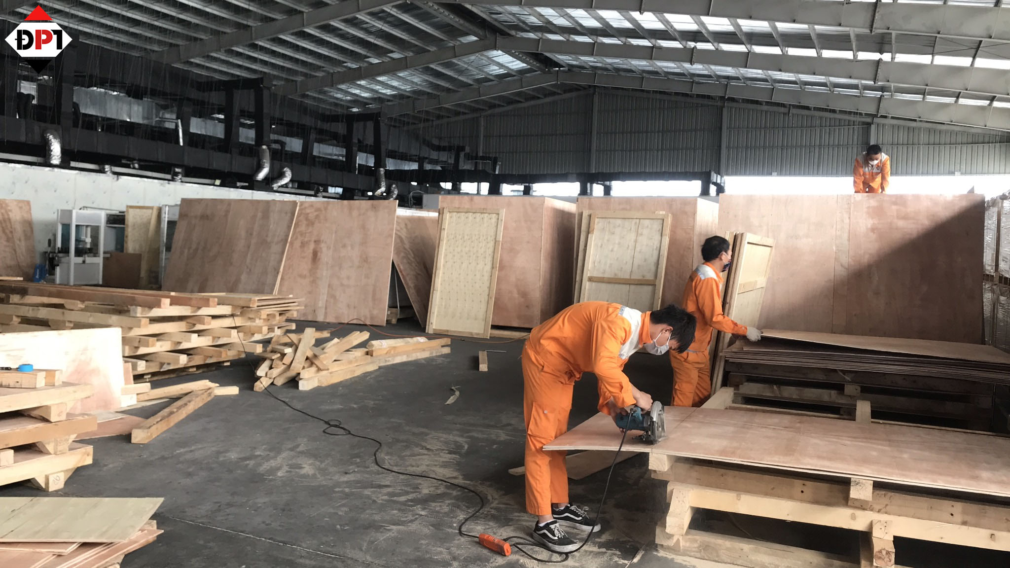Đội ngũ Đông Phú Tiên thực hiện dự án đóng gói máy móc tại Công ty TNHH HT Solar Việt Nam