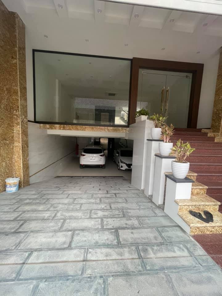 Con đường và vỉa hè phía trước nhà bán mặt vườn hoa Trần Quang Diệu, giao thông thuận tiện