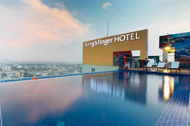 Bể bơi vô cực trên tầng thượng của King’s Finger Hotel Đà Nẵng, với view toàn cảnh thành phố và biển.