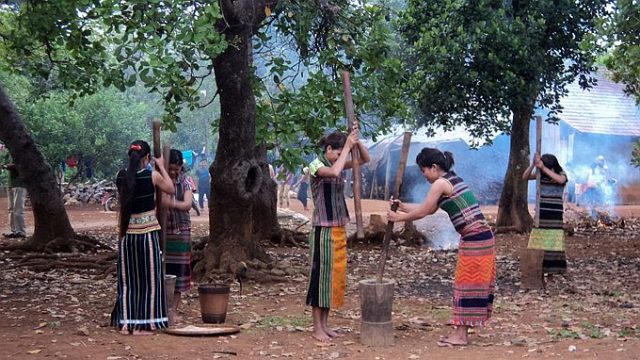Du lịch Bình Phước: Đồng bào S'Tiêng giã gạo tại Sóc Bom Bo